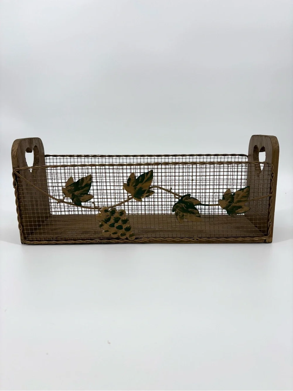 Vtg Country Farmhouse Wire Mesh Basket Wood Heart Wall Pocket Spice Rack Planter